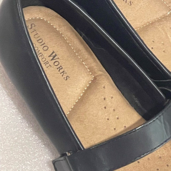 Studio Works Black Flats with Classic Design - Picture 4 of 7